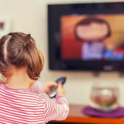 Експерти са категорични че децата трябва да гледат телевизия под