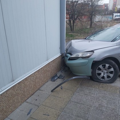 Кола се вряза в заведение в Горна Оряховица Лек автомобил