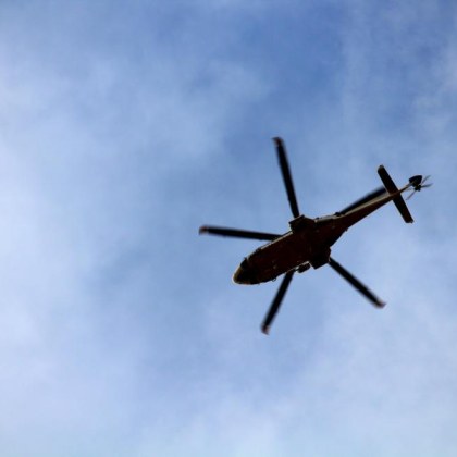 Австралийският пилот на хеликоптер и двамата представители на местните власти