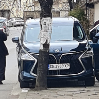 Жители на Кюстендил твърдят че свещеници редовно паркират скъпите си автомобили