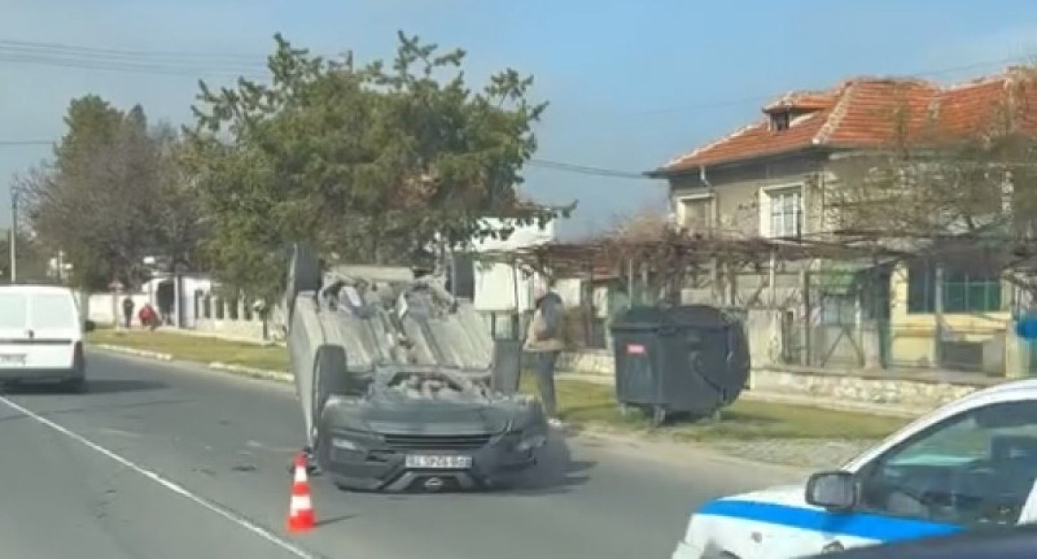 Чудо в Пловдивско! Мъж излезе от автомобила си, кола помете машината ВИДЕО