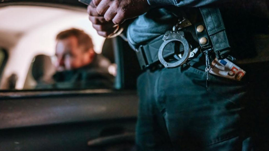 Двама варненски полицаи са задържани за подкуп