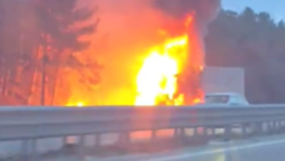 Камион избухна в пламъци на АМ 