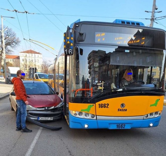 Кола и автобус се сблъскаха в София СНИМКА