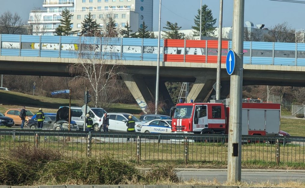 Кола се подпали в София, пристигнаха огнеборци СНИМКИ