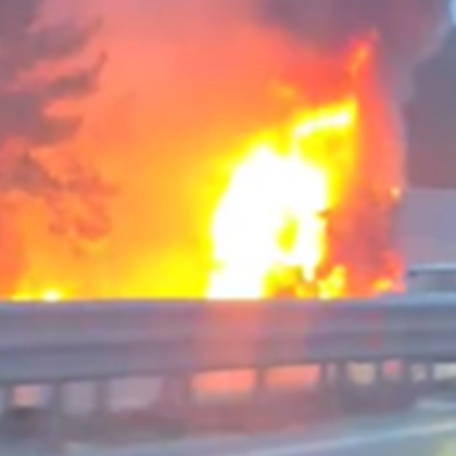 Товарен автомобил е пламнал на магистрала Тракия съобщават очевидци в социалната