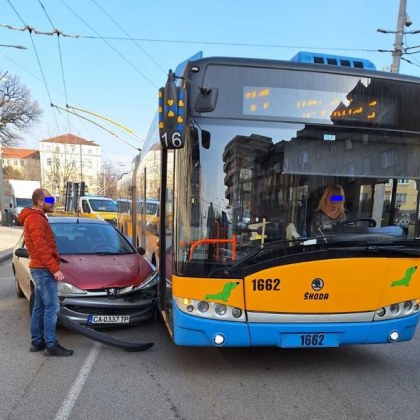 Кола и автобус се сблъскаха в София СНИМКА