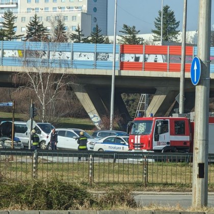 Инцидент на пътя в София Лек автомобил е избухнал в
