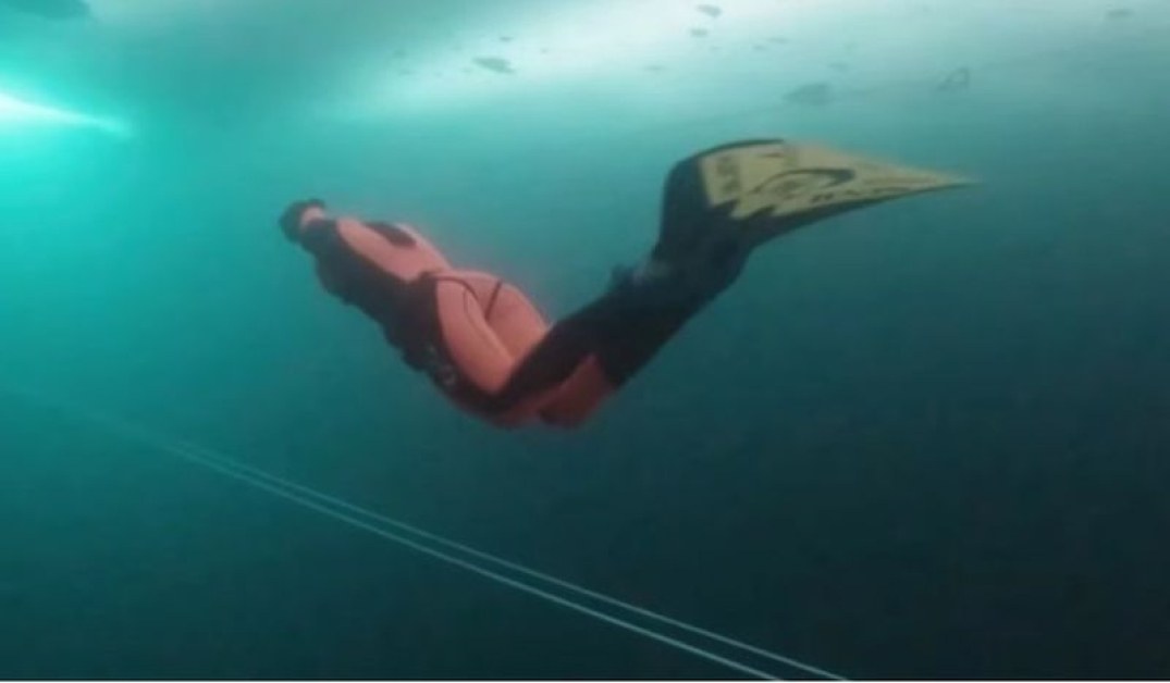 Жена преплува 140 метра под лед без кислород ВИДЕО