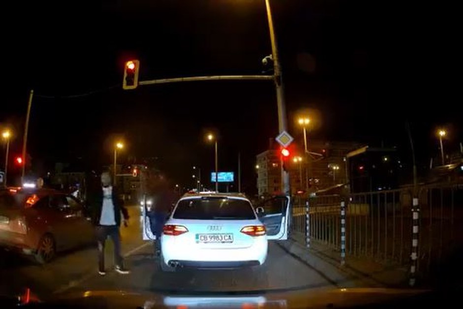 Агресия: Двама слязоха от кола на кръстовище, последва удар  ВИДЕО