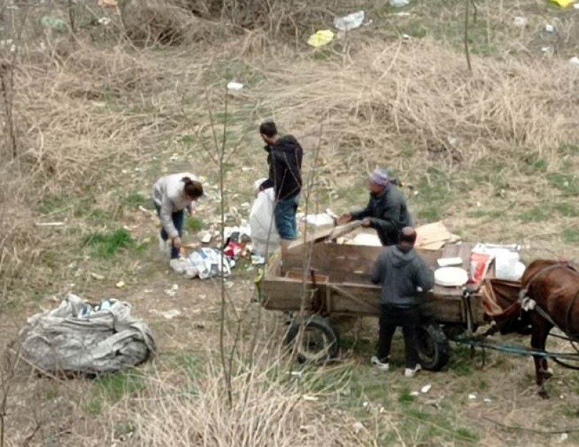 Разтоварват от каруца боклуци, изоставят ги СНИМКИ