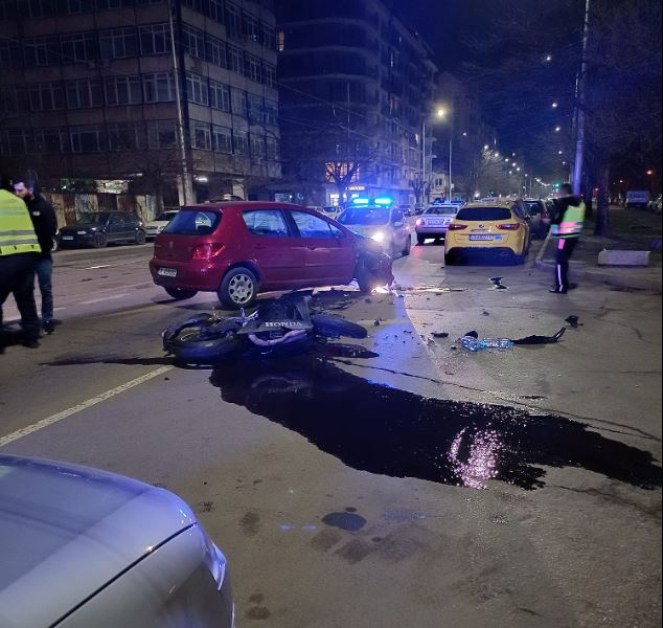 Катастрофа между кола и мотор в София, има пострадал