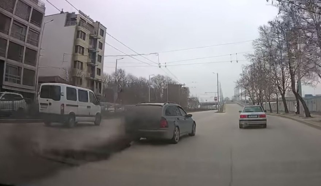 Кола в Пловдив изуми шофьори. Дизеловото возило бълва гъст черен
