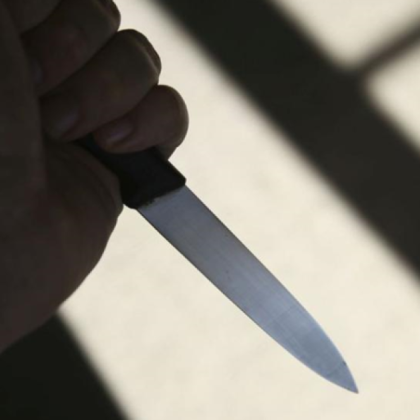 21 годишен мъж атакува с нож две деца ученици в