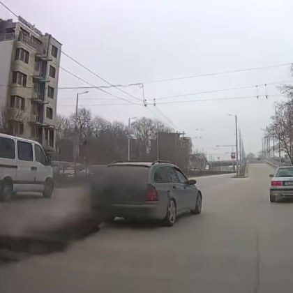 Кола в Пловдив изуми шофьори Дизеловото возило бълва гъст черен