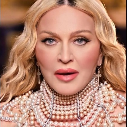65 годишната американска певица танцьорка и продуцент Мадона изглежда много ярка и млада