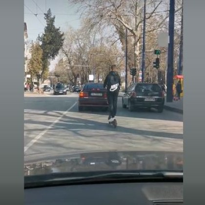 Пазарджик в спор: Трябва ли децата да се движат с тротинетки по пътното платно?