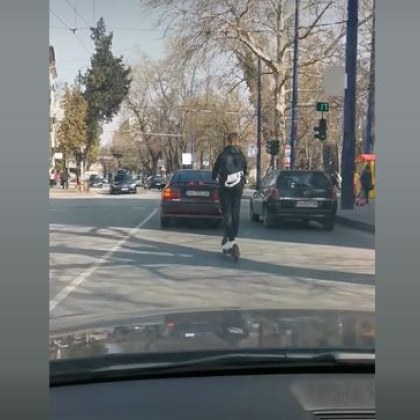 Видео с момче каращо тротинетка по улица в Пазарджик раздели