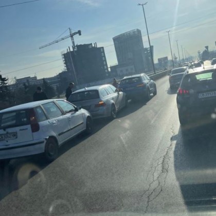 Верижна катастрофа стана преди минути в София Три коли са