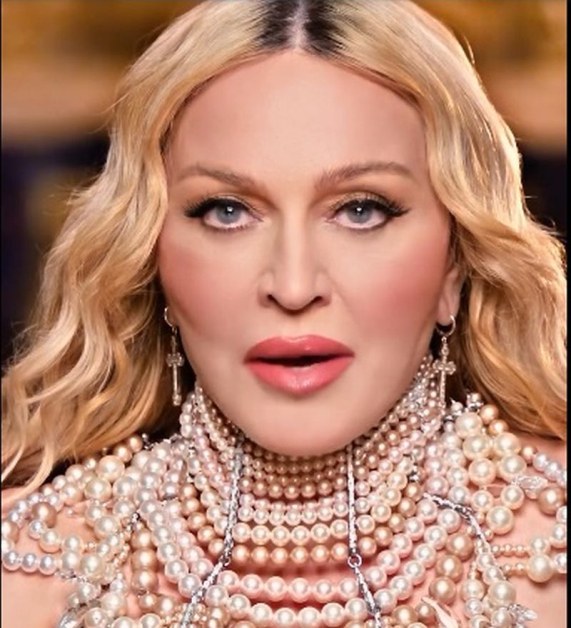 65-годишната американска певица, танцьорка и продуцент Мадона изглежда много ярка и млада