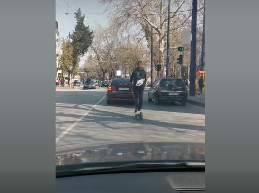Видео с момче, каращо тротинетка по улица в Пазарджик, раздели