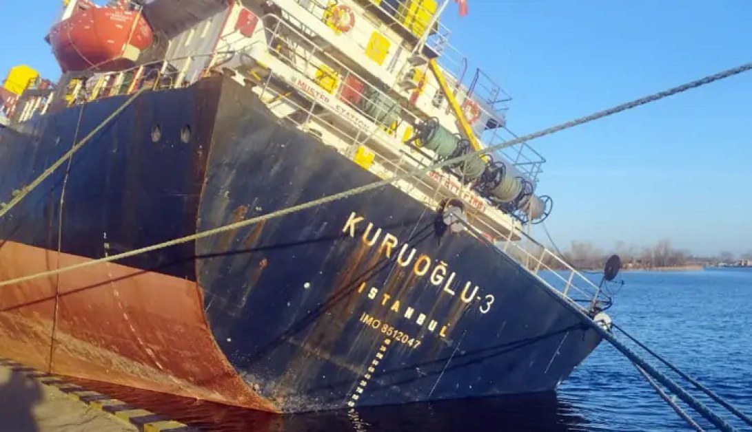 Товарен кораб, плаващ под турски флаг и закотвен на украинското