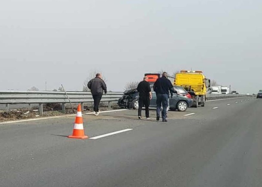 Катастрофа стана на автомагистрала Тракия“. Лек автомобил се е врязал