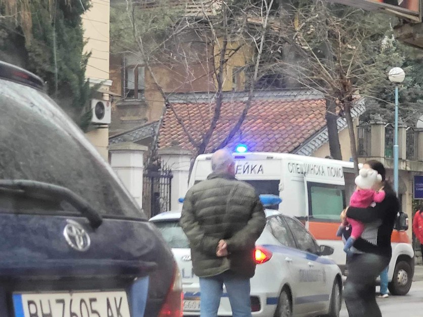 Катастрофа на кръстовище в Пловдив, линейка е на място