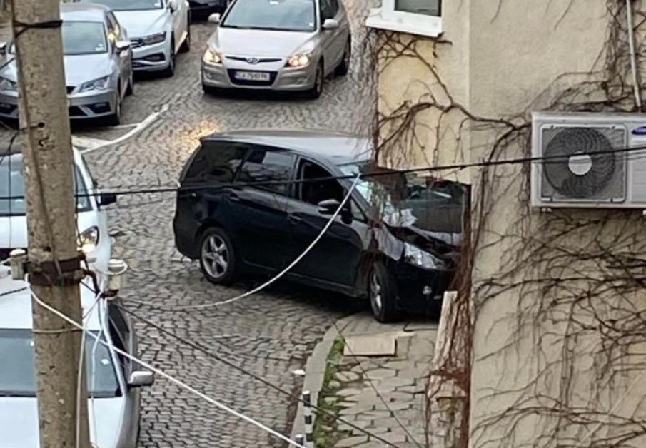 Лек автомобил се вряза в града в София. Инцидентът е