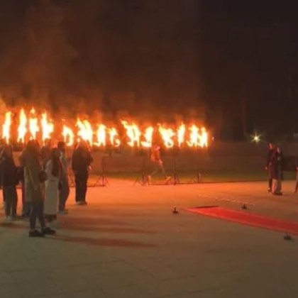 Нестандартно! Ето как ученици поканиха класната си на бал