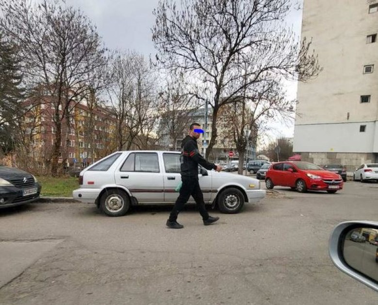 Посред бял ден: Мъж нападна майка с бебе в София СНИМКИ