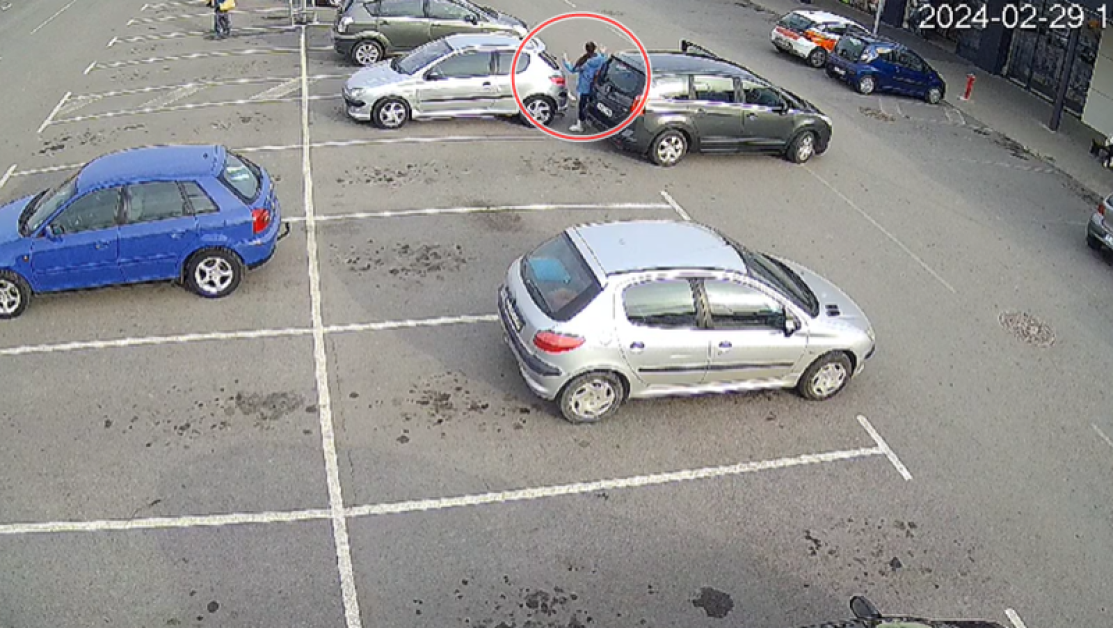 Камера за видеонаблюдение, позиционирана на паркинг в Ямбол, е заснела