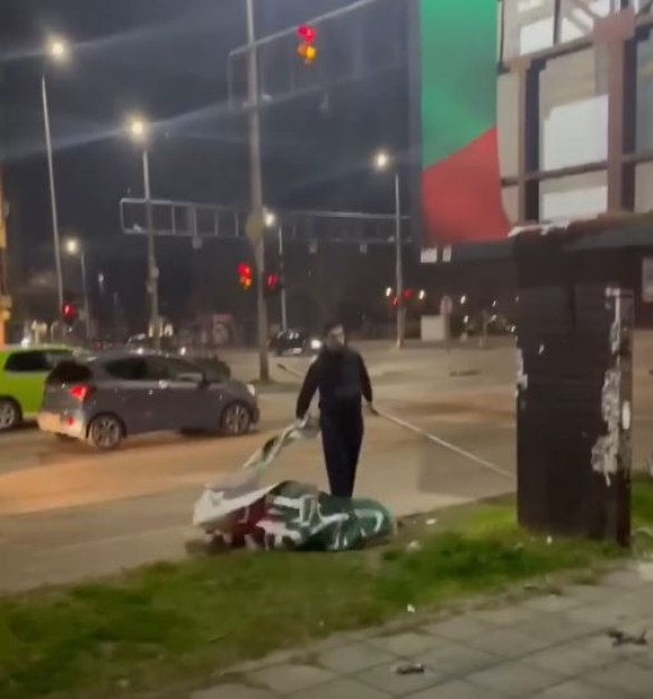 ВИДЕО показа момента, в който мъж разкъса билборда със знамето на Украйна