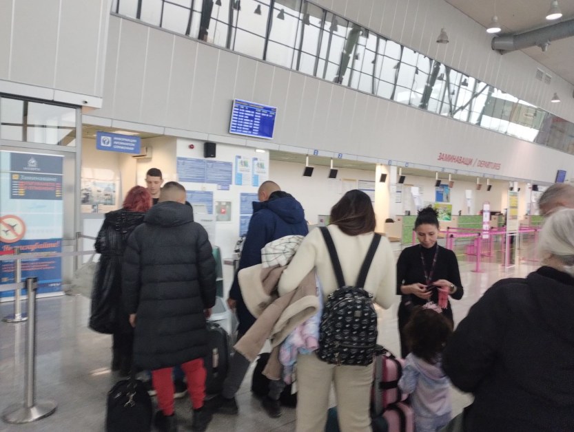 1200 пътници получиха мартеници на терминала на Летище Пловдив. Това