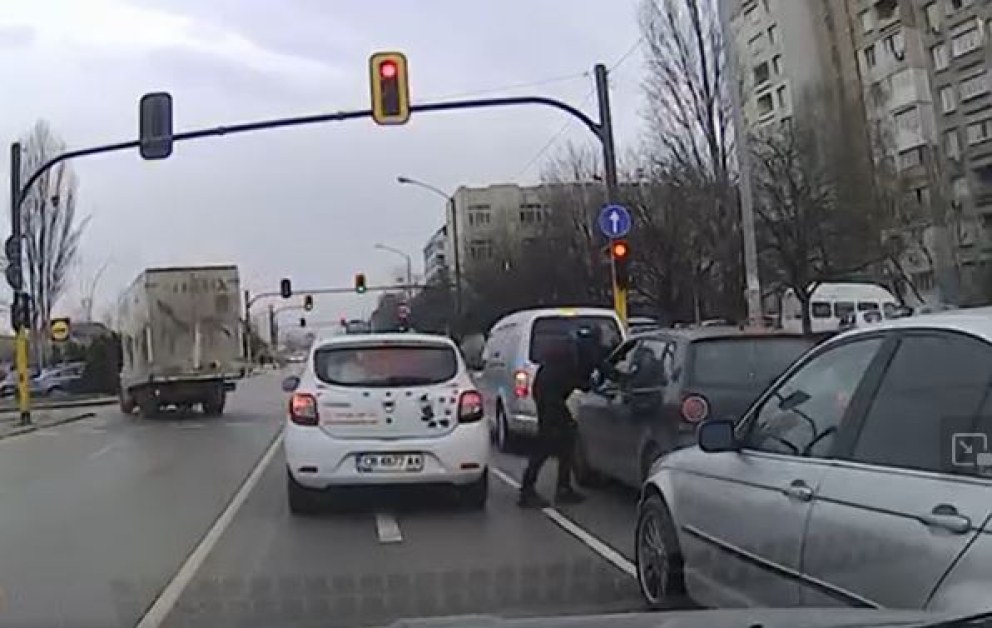 Агресия: Водач счупи огледалото на шофьорка, очевидци го настигнаха ВИДЕО