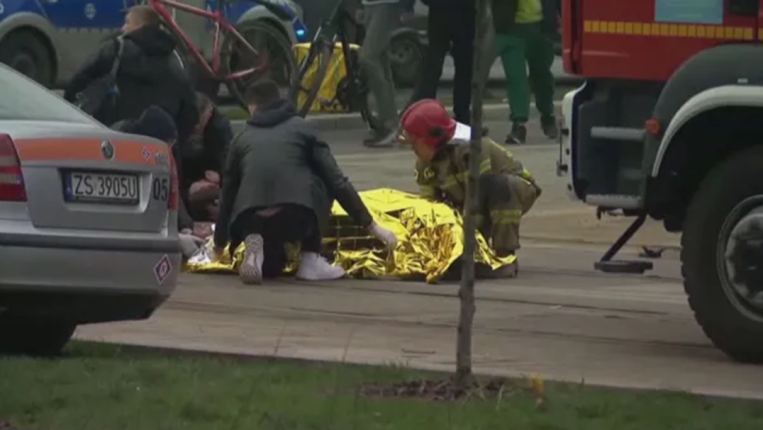 Kола се вряза в трамвайна спирка в Полша, има ранени