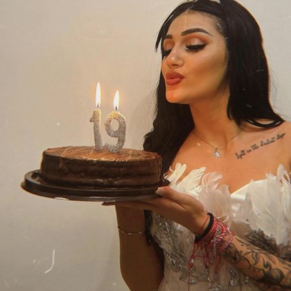 Дебора като принцеса на 19-ия си рожден ден, пожела си здраве