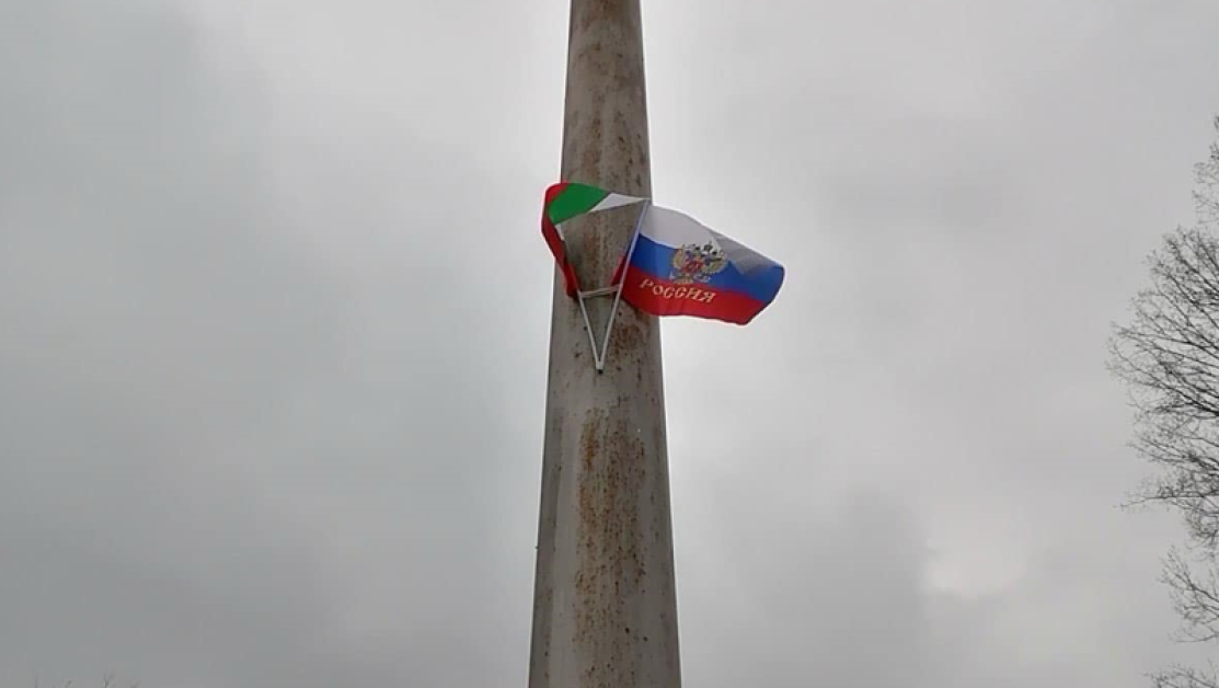 Поставиха руски знамена на стълбове по столичния бул. 