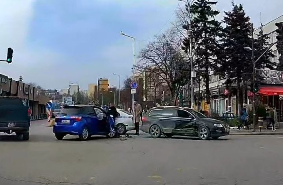 Две коли се сблъскаха в София СНИМКИ