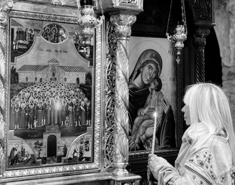 Лили Иванова почете националния празник Трети март, като се помоли