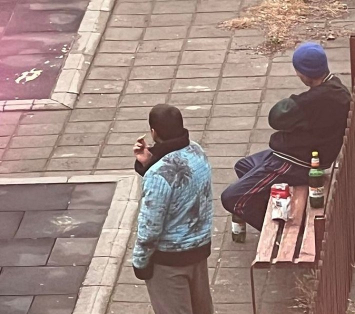 Мъже седнаха да пият на детска площадка, притеснени майки си тръгнаха СНИМКИ
