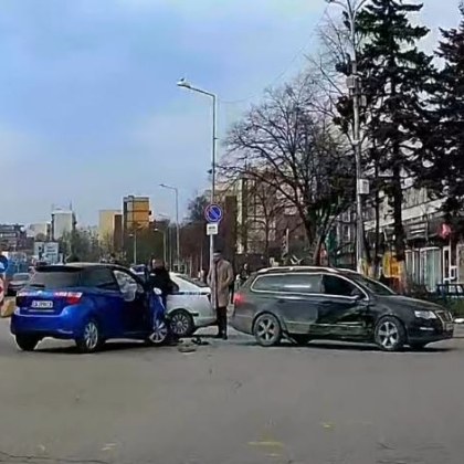 Катастрофа между две коли е станала на кръстовище в София