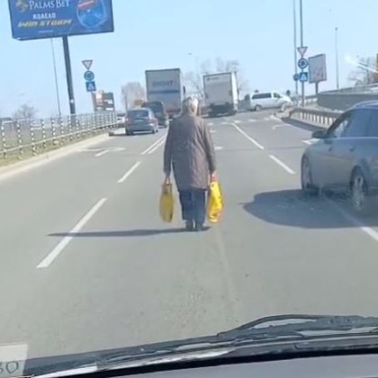 Опасна случка в Пловдив Възрастна дама е забелязана да върви посредата