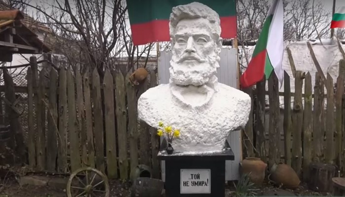 Семейство вдигна паметник на Ботев в двора на дома си