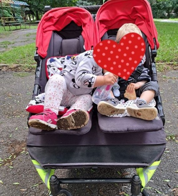 Стигнаха и дотам: откраднаха количката на близнаци СНИМКА