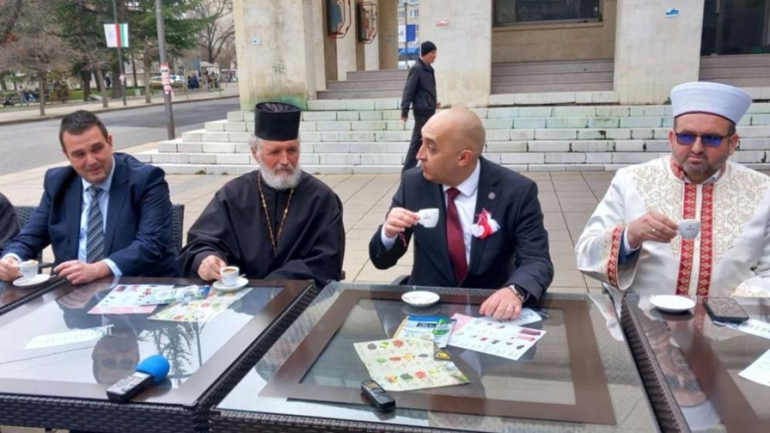 Свещеник, мюфтия и кмет пиха кафе на толерантността за Трети март СНИМКА