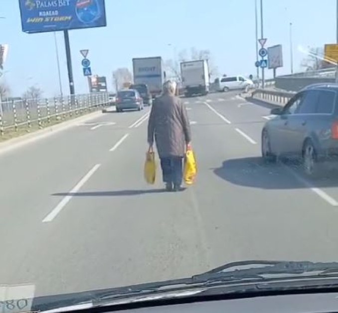 Опасна случка в Пловдив.Възрастна дама е забелязана да върви посредата