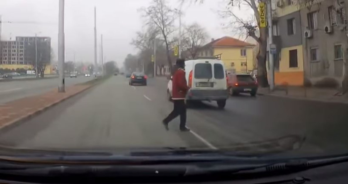Безразсъдно! Пешеходец се втурна да пресича пред кола в Пловдив ВИДЕО