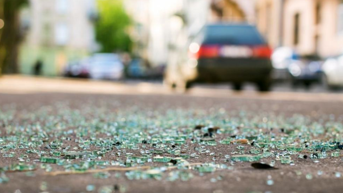 Пешеходка ругае шофьор в Пловдив, хвърли камък по служебен автомобил