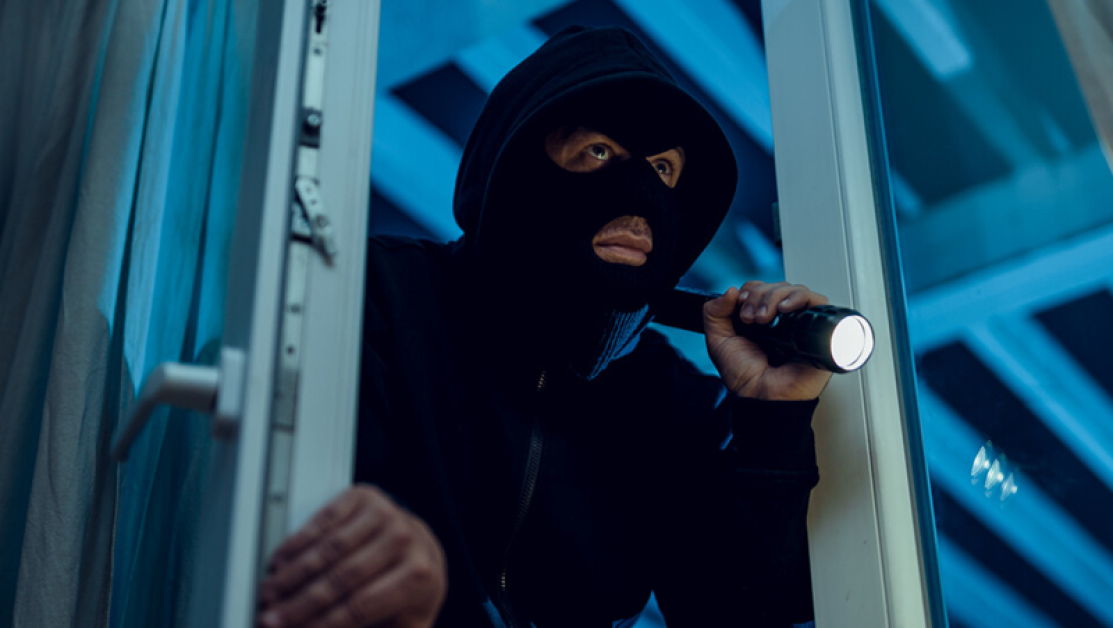 Крадец влезе в апартамент в София, докато собственикът спи